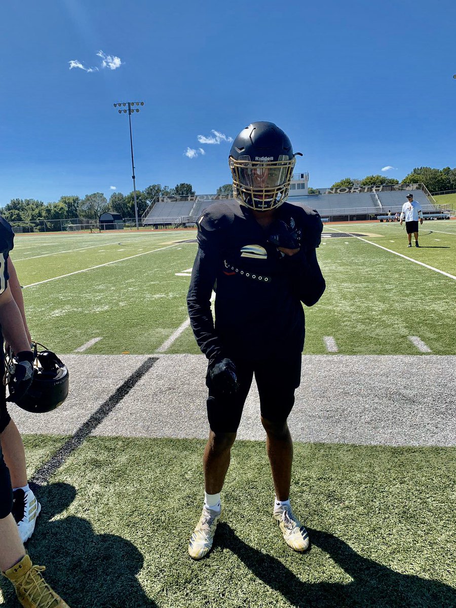 No offers! No Stars! I hate this overlooked feeling! What I don’t have that other athletes have 🤔<a href="/FHNFootball/">FHN Football</a>