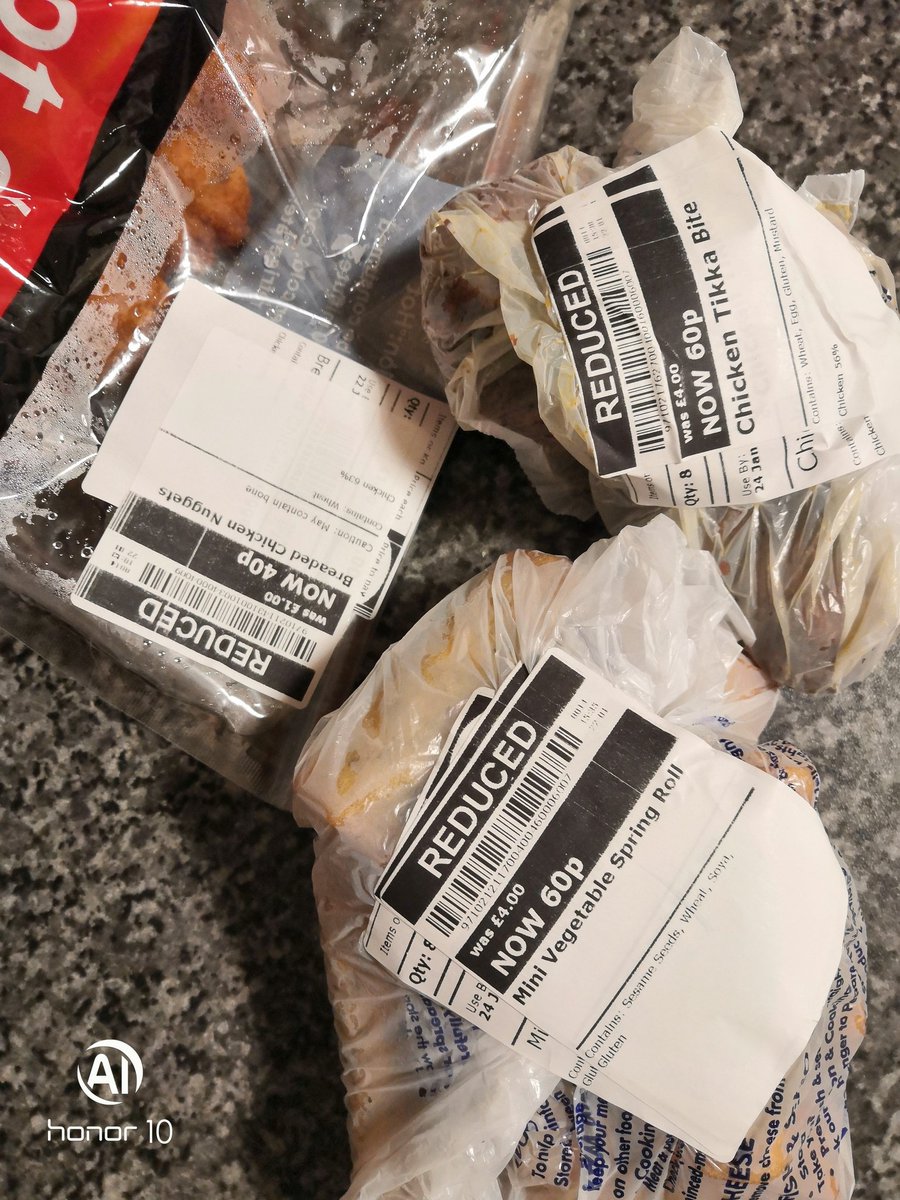 Pedro1964va's tweet photo. Well that's me sorted..... £9 worth of food for £1.60.
#tightfisted #Yorkshireman 😉😉😅 https://t.co/Hxz3itrKav