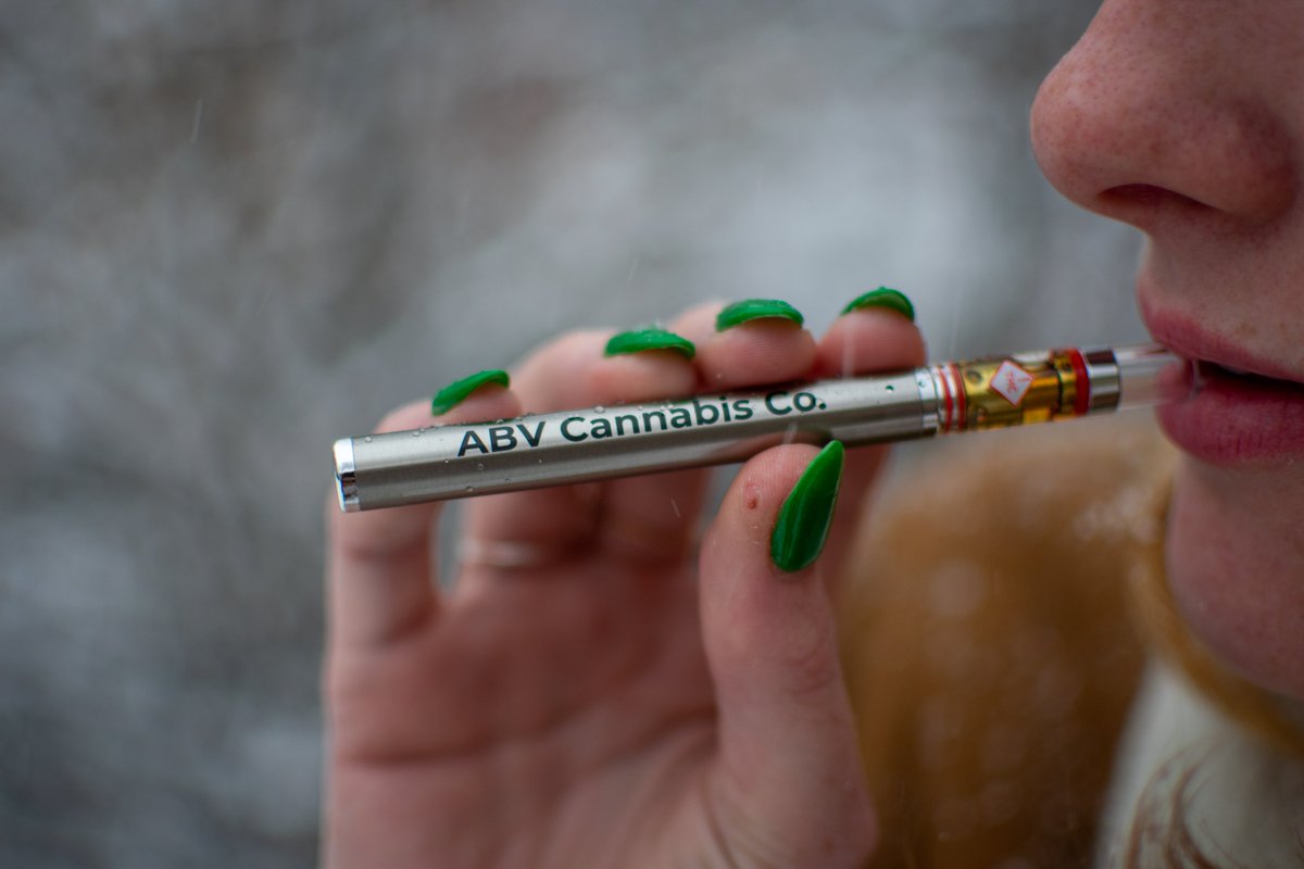 ABVCannaCo's tweet photo. Our sativa vape pen delivers a truly uplifting experience. 📸 @okokcreative knows to keep an #abvcannabisco disposable vape pen readily available for long photoshoot days.

#abvcannabisco #allabouttheterps #containsthc #photoshoot #vapepen #disposables https://t.co/6eNUGJEMXi