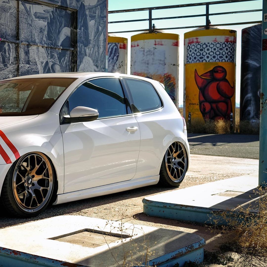 Swipe to see those cut gems. Matt’s Golf GTI Mk6 sitting pretty on those Gloss Bronze RSe142!
#neuspeed #neuspeednation #neuspeedwheels #neuspeedrswheels #rse142 #volkswagen #vw #vwperformance #performancevw #moparmk6 #mk6 #mk6gti #gti #vwgolfgti #golf6 #vwgti #bagged #bagriders