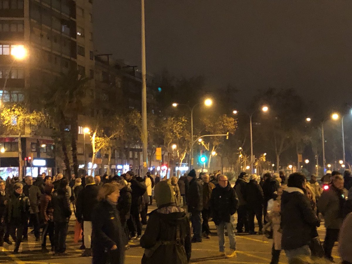 XaioTro's tweet photo. 🔴 Som-hi 1️⃣0️⃣1️⃣è de ✊
#MeridianaResisteix ✊
#MeridianaAntifeixista
#OrganitzemPoderPopular 💪✊
#NoPassaran
#NiUnPasEnrere
#DesobeïmAlSuprem https://t.co/9AWwji9ZZi