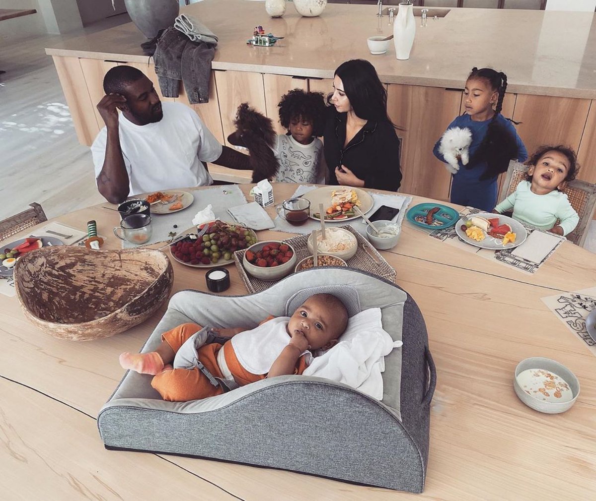 Power106LA's tweet photo. Mornings with the Family โค๏ธ๐จโ๐ฉโ๐งโ๐ฆโ๏ธ #TheWests
โข
๐ธ: @KimKardashian https://t.co/ujXxb20KEA