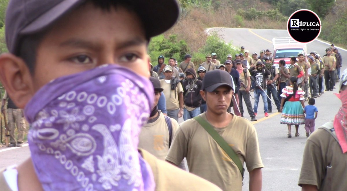Niños comunitarios de la #CRAC. A sus 12 años manejan escopetas y cuidan comunidades de #Chilapa. Pobladores exigen la presencia de <a href="/lopezobrador_/">Andrés Manuel</a> para plantearle sus demandas.