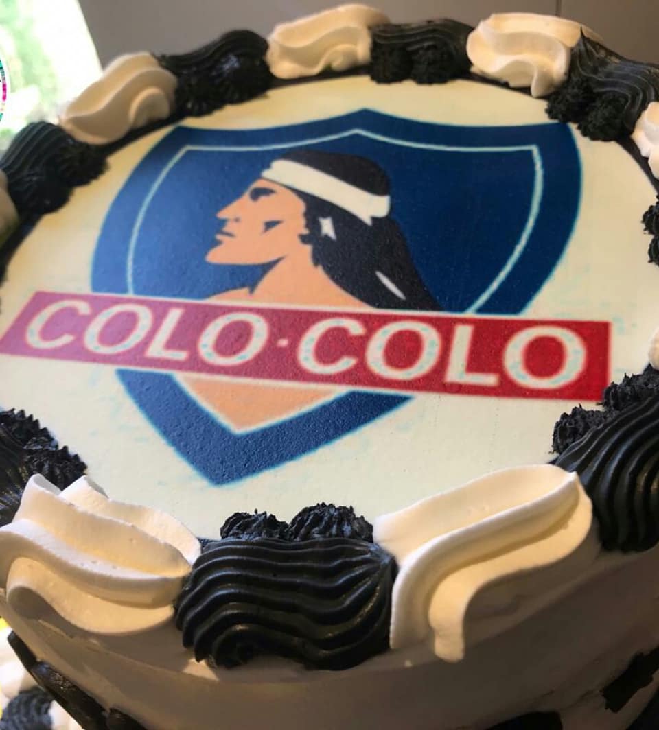 PJozaidee's tweet photo. Buenas tardes amigos y amigas le muestro la entrega de hoy para un fanático del Colo Colo⚽ torta de crema rellena de manjar y pulpa de durazno con detalles en fondant @lopradoaldia @lopradoconecta2 #ColoColo #tortas #loprado https://t.co/ViyVOmzDja