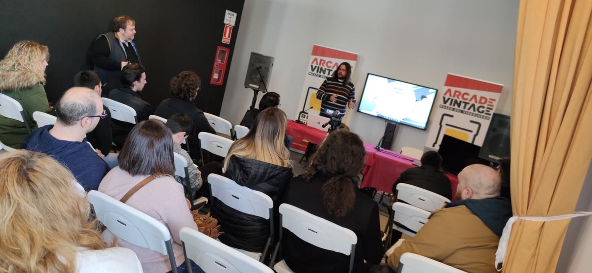Arcade_Vintage's tweet photo. Gran éxito de publico en las #AVTalks de @Proto1Studios y David Amado de @ESIMURCIA el sábado pasado.
🙌
Recordad que este sábado 25 de enero tendremos a @imper4tor para hablarnos de la música y sonido en los inicios del #arcade
🗓️
Os esperamos en #MuseoArcadeVintage de #Ibi https://t.co/6GhHUoA843
