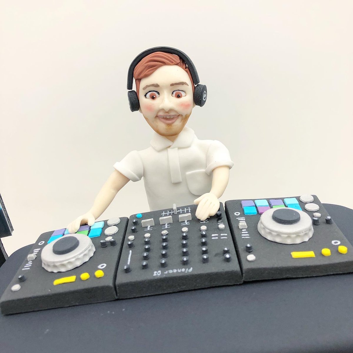 AdamAbiCakes's tweet photo. Hope you enjoyed your 30th birthday Thomas!! ๐ง ๐ฟ ๐ ๐ต ๐ค ๐ถ๐๐น
@PioneerDJglobal
#dj #djcake #birthdaycake #pioneer #pioneerddj1000 #pioneercdj2000 #festival #festivalcake #bespokecakes #thesugarpaste #sthelens #sthelenscakes https://t.co/GqGPEkNVND