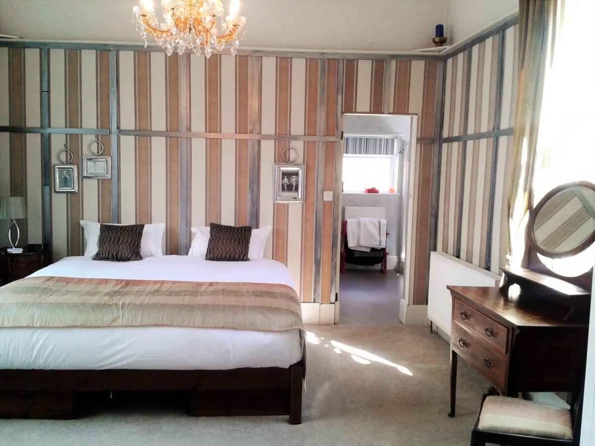 Valentine's Week at Keats Cottage - stay for 2 nights between 10th &amp; 15th Feb and have a bottle of Prosecco waiting in your room on arrival keatscottage.co.uk #valentines  #SeaSide #romanticbreak #visitisleofwight #visitshanklin #prosecco #pureislandhappiness #bb #offer