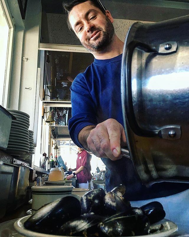 brophys's tweet image. Steamed Mussels w/ Broth -
#BrophyBros #SantaBarbaraHarbor #SantaBarbara #SantaBarbaraCA #ExploreSB #SeeSB #Eeeeeats #VisitSB ift.tt/37kSPd5