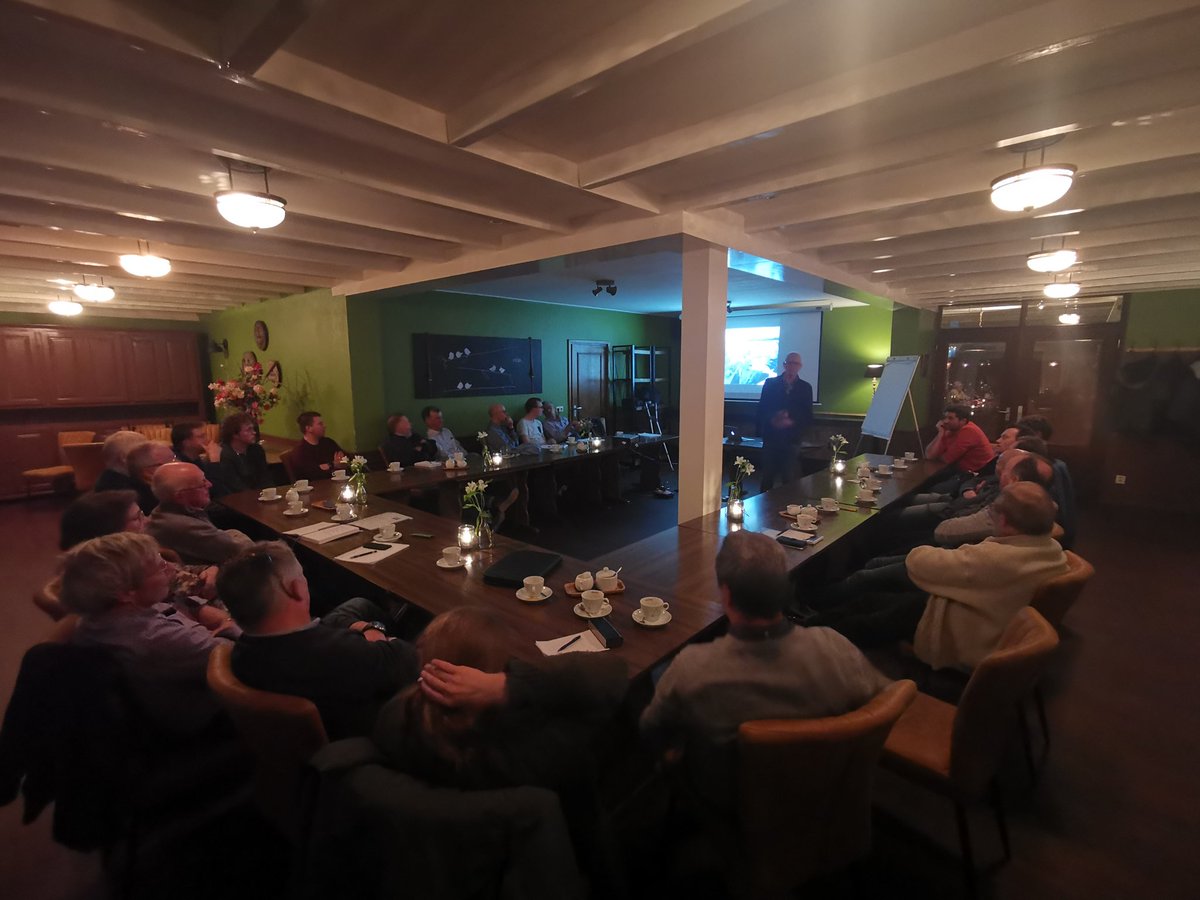 Druk bezochte avond bij cursus ijsmeester van KNSB!  #wijv #schaatsen #winterswijk De motivatie is er! Nu nog de nieuwe ijs-skeelerbaan! En een koude winter!! Lid worden of meer info? Kijk op > wijv.nl