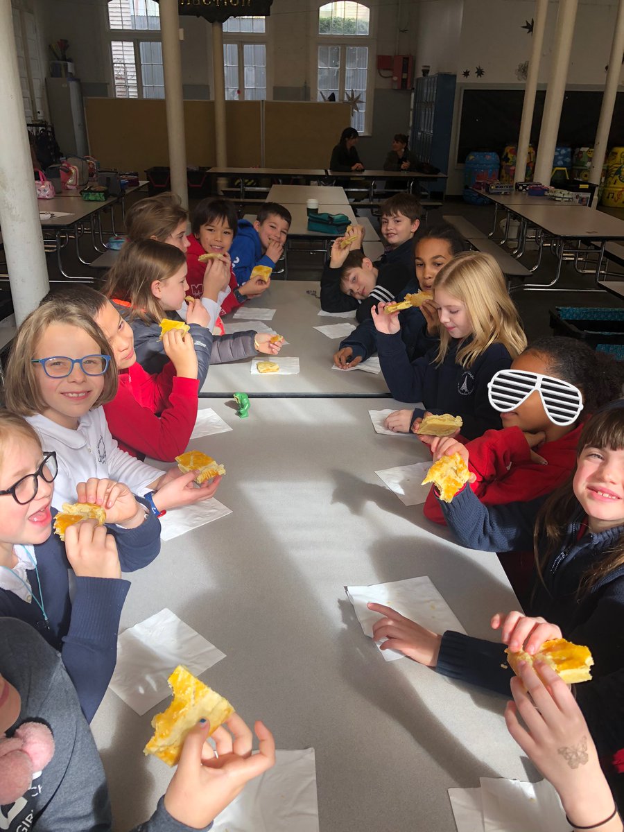 CM1A_US_EBNOLA's tweet image. #classedugout Aujourd’hui, nous avons dégusté les galettes des rois que nous avons cuisinées hier en classe de co-teaching. Sadie et Adeleine ont eu les sujets. Elles sont nos reines du jour ! #ebnola