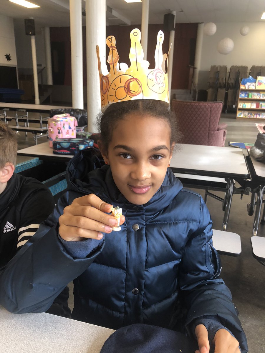 CM1A_US_EBNOLA's tweet image. #classedugout Aujourd’hui, nous avons dégusté les galettes des rois que nous avons cuisinées hier en classe de co-teaching. Sadie et Adeleine ont eu les sujets. Elles sont nos reines du jour ! #ebnola