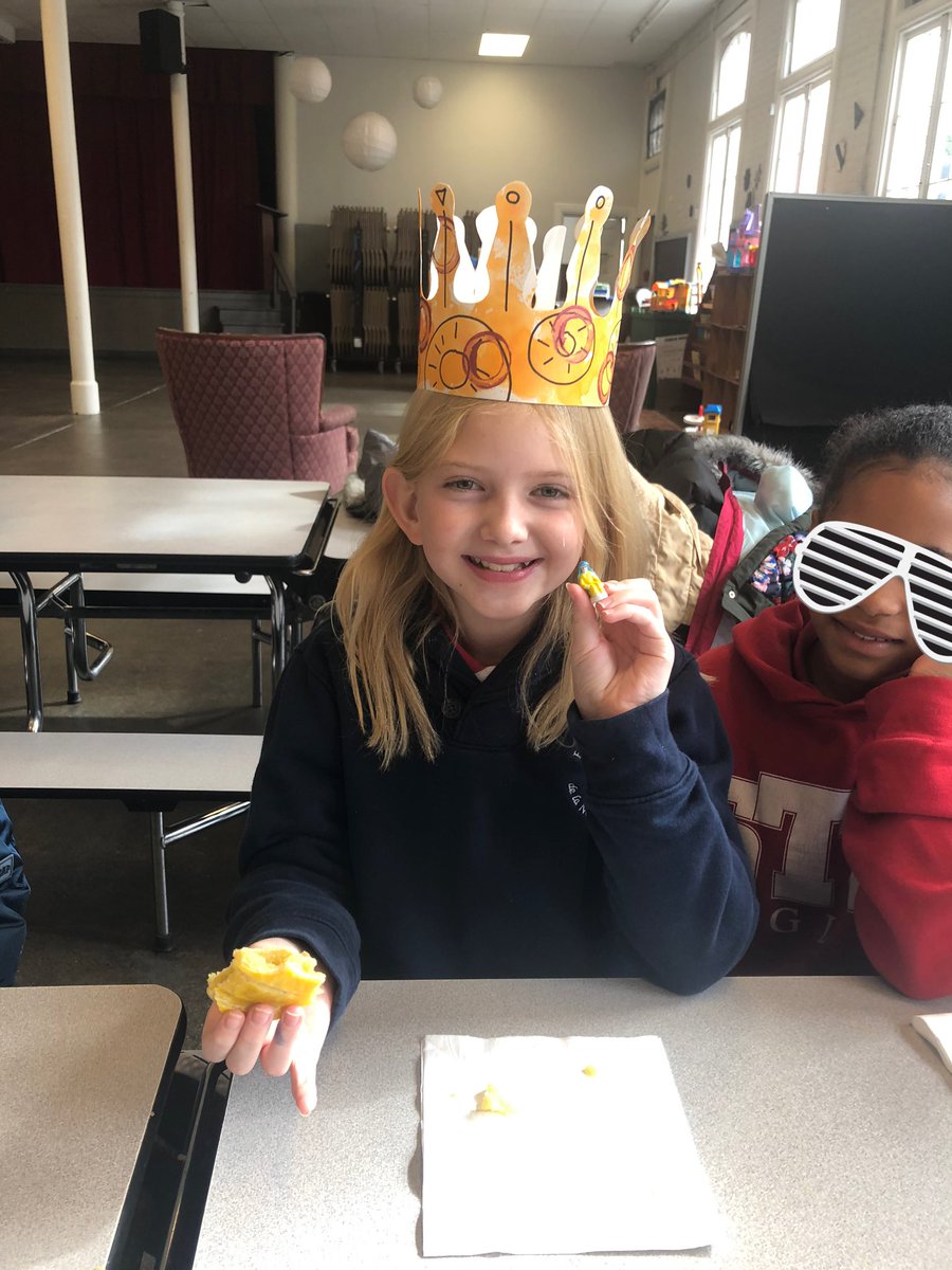CM1A_US_EBNOLA's tweet image. #classedugout Aujourd’hui, nous avons dégusté les galettes des rois que nous avons cuisinées hier en classe de co-teaching. Sadie et Adeleine ont eu les sujets. Elles sont nos reines du jour ! #ebnola