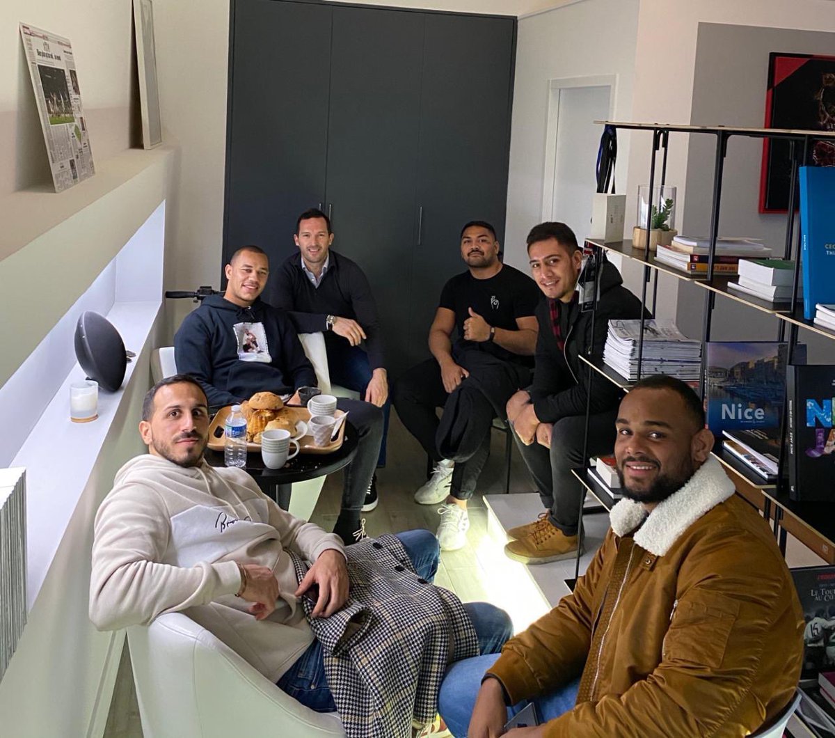 CyrilSABATIE's tweet photo. Petit moment de détente avec le XV de France au cabinet de #Nice ce jour. On a parlé #rugby #immobilier et goûter 😂 ! #SDManagement #XVdefrance 🏉 https://t.co/Q8XxNOgjMD