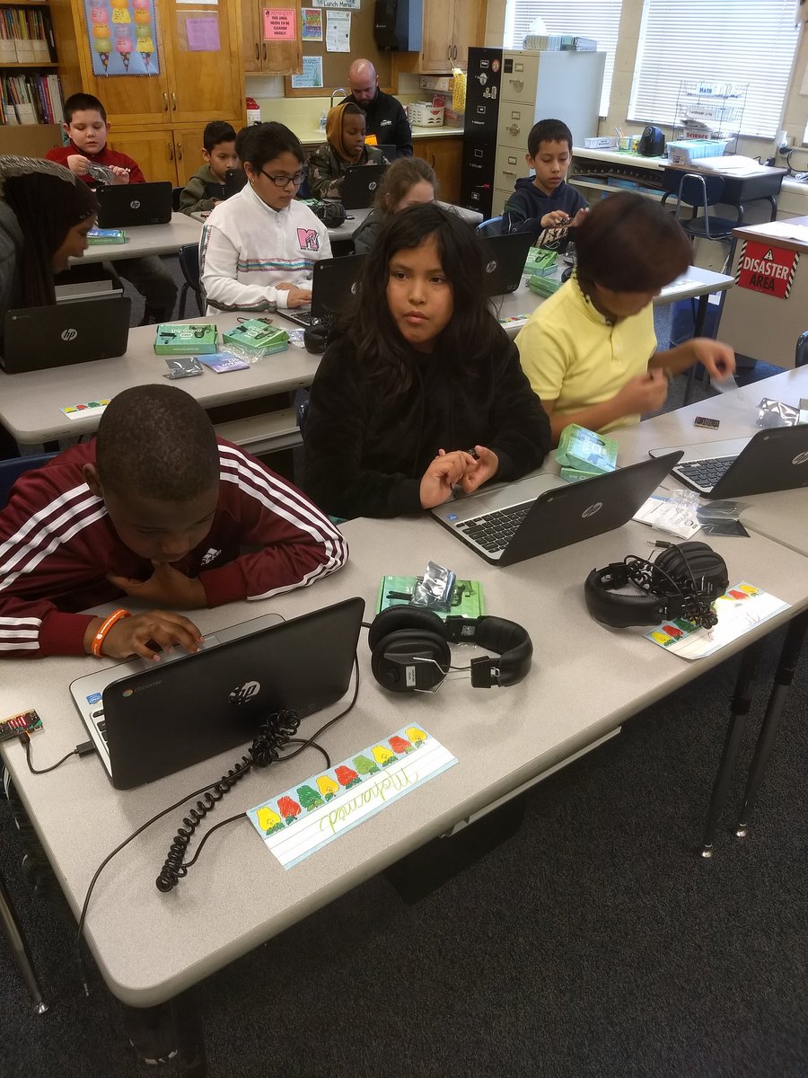 MissWeagle's tweet photo. Fourth graders @RedwoodElem programed a @BBCmicrobit for the first time today. Thank you Mrs. Simons for facilitating our experience. https://t.co/I212QlVud5