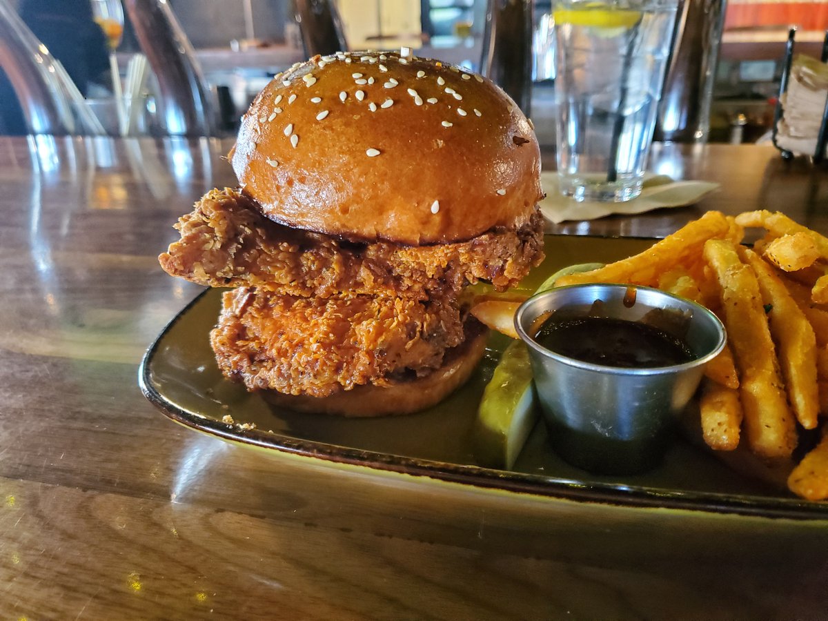Woodland is new and is already making an impact in the restaurant and hospitality industry, here is one of the WLG-R21 7 1/2" x 12 1/4" platters with a Louisiana Hot Chicken Sandwich and fries. If you want to place a free sample order, please DM us.