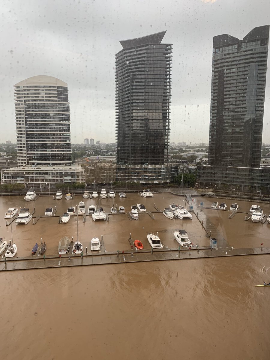 hossieho's tweet photo. #muddyrain #reddirtrain #melbourneweather https://t.co/jspd5iyECj