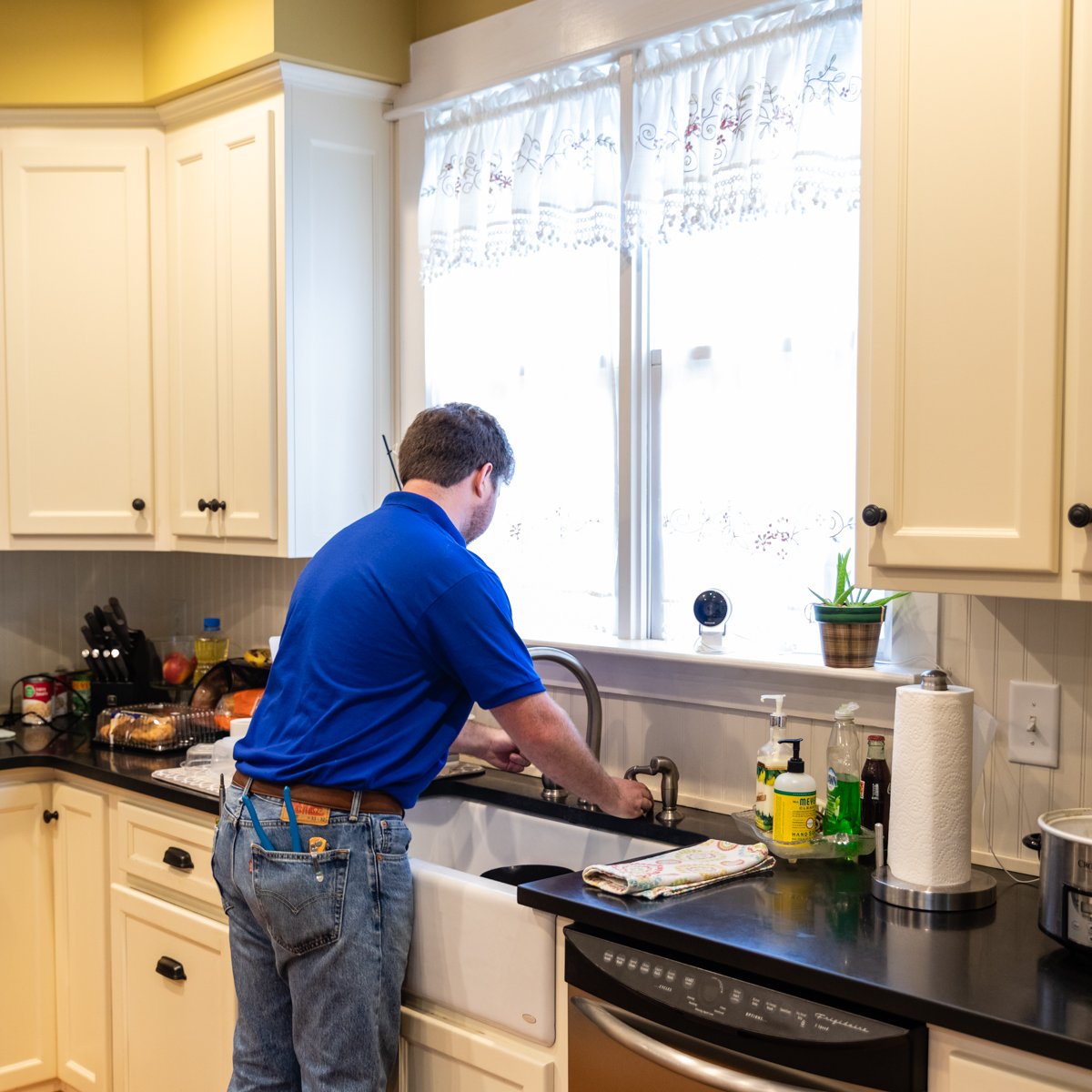 Dinner won't cook itself! We'll resolve your kitchen sink clog promptly so you can get back to preparing your meal.