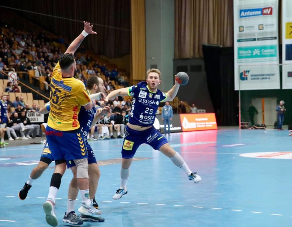 Niederlage im Derby
In einem von viel Nervosität geprägten, nicht unbedingt hochklassigen, aber am Ende hochspannenden Derby gewinnen die Mecklenburger Stiere gegen den HC Empor Rostock mit 21:19. Glückwunsch nach Schwerin! Foto: Sebastian Heger
