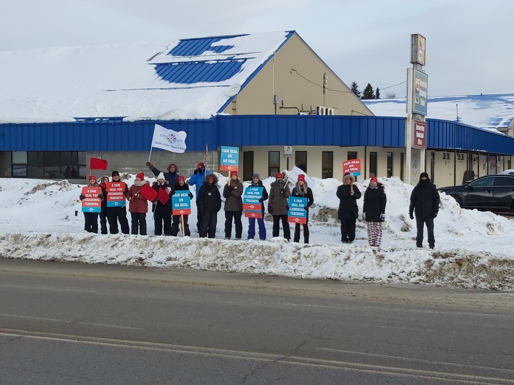 KristanRooke's tweet photo. Photos from Terrace Bay on day 2 of rotating strikes for @ETFOeducators in Superior-Greenstone #ETFOstrike #ETFOstrong #cutshurtkids @EtfoSuperior https://t.co/kX9LsJ2dfp
