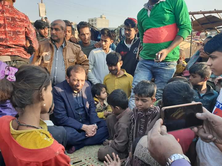 FarooqSattarMQM's tweet photo. گزشتہ روز لیاقت آباد تین ہٹی میں ہونے والے آتشزدگی کے واقعے کے بعد جائے وقوعہ کا دورہ کیا. https://t.co/j8wRJOwKMH