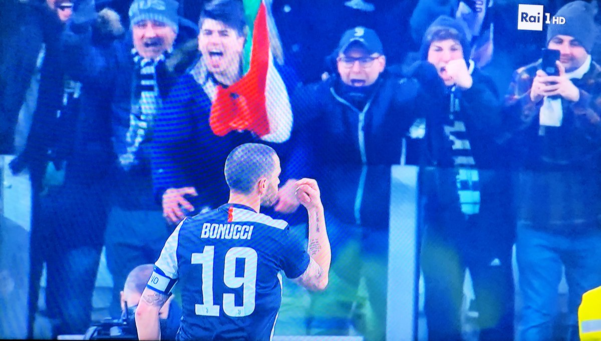 Goldrake1810's tweet photo. Siiiii Leonardo #Bonucci la TRIPLICA
#CoppaItalia
#JuventusRoma 3-0
#JuveRoma 3-0
#FinoAllaFine
#ForzaJuve 💪
#22gennaio
3-0... Alla fine del 1’ Tempo !!! 🤣
👋 #Riommico #Riommerds #Asrom https://t.co/GHRbOUOVqh