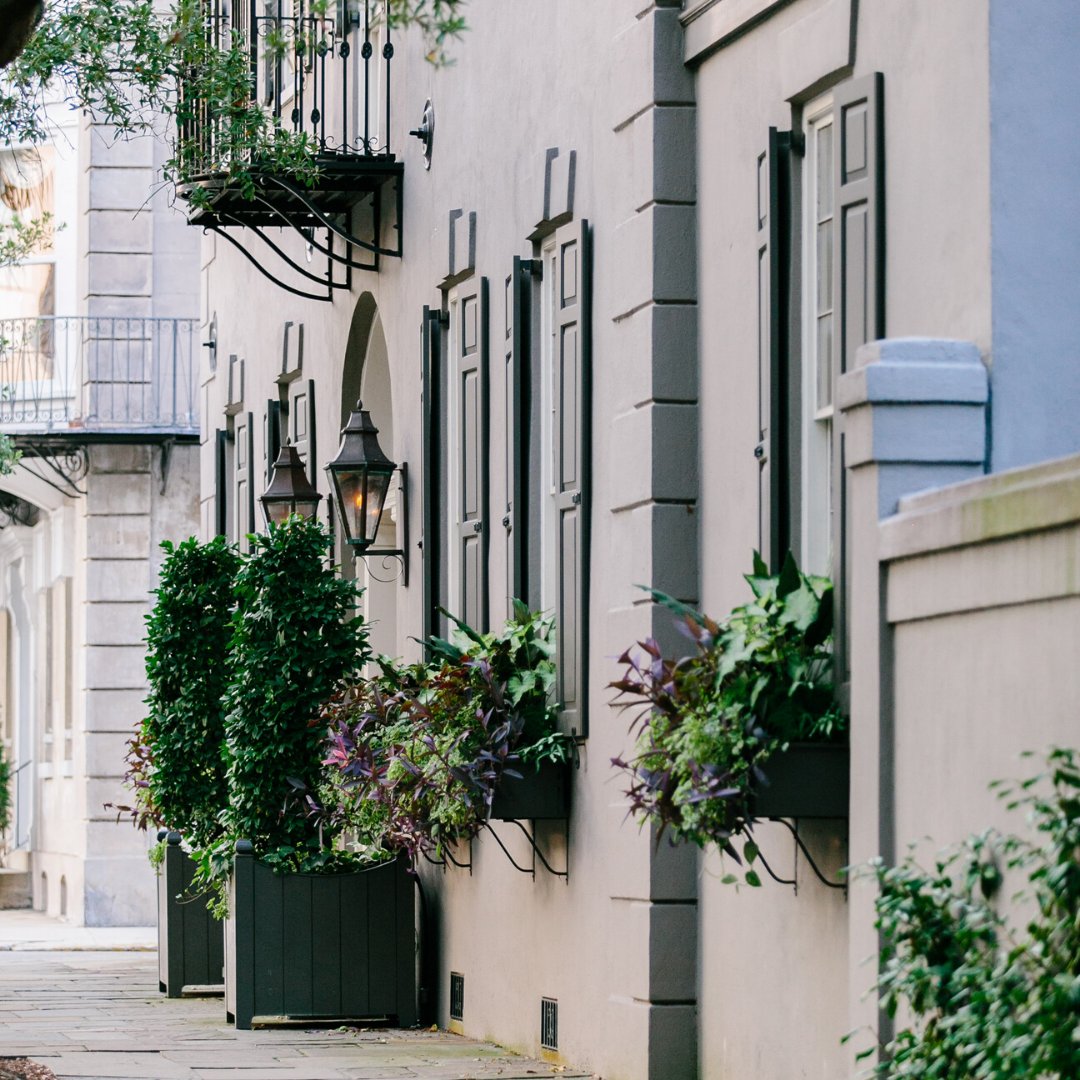 FultonLaneInn's tweet photo. A bustling city with a small town vibe - discover the best of Charleston and explore like a local. #FallintoFulton https://t.co/zAvrf3K3w6