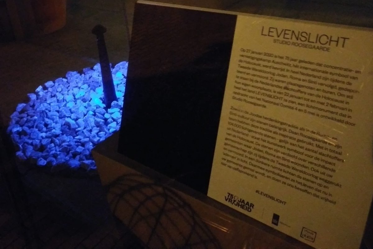 LizzatWork's tweet photo. #Levenslicht in @CODAapeldoorn. Mooi kunstwerk van @DaanRoosegaarde om de #holocaust slachtoffers nooit te vergeten... #indrukwekkend https://t.co/vt60DKzG1C