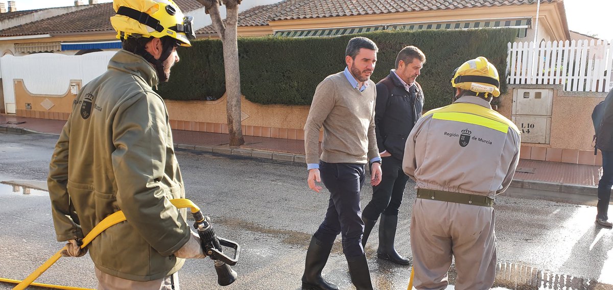 MurciaForestal's tweet photo. El Consejero, Antonio Luengo @RM_Agua, Alcalde de #LosAlcázares, Mario Cervera y el Director General de Medio Natural, Fulgencio Perona @PENCHO3 han compartido unos momentos con los #AMM_MURCIA Y #BRIFOR, agradeciendo su esfuerzo. #TemporalRM #Temporalgloria https://t.co/szcyEtpT04