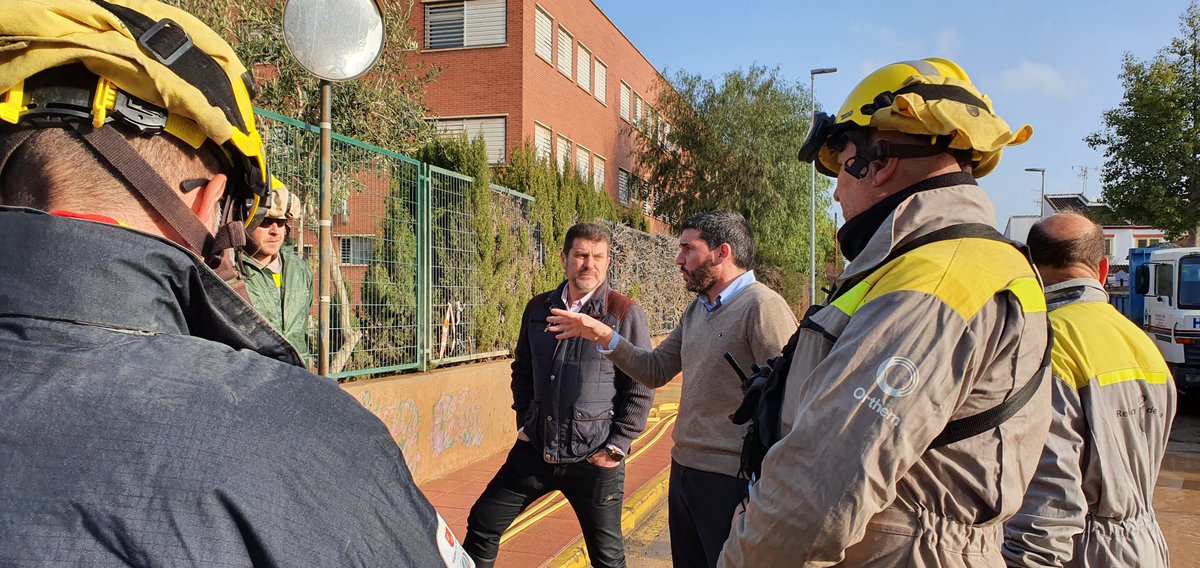 MurciaForestal's tweet photo. El Consejero, Antonio Luengo @RM_Agua, Alcalde de #LosAlcázares, Mario Cervera y el Director General de Medio Natural, Fulgencio Perona @PENCHO3 han compartido unos momentos con los #AMM_MURCIA Y #BRIFOR, agradeciendo su esfuerzo. #TemporalRM #Temporalgloria https://t.co/szcyEtpT04