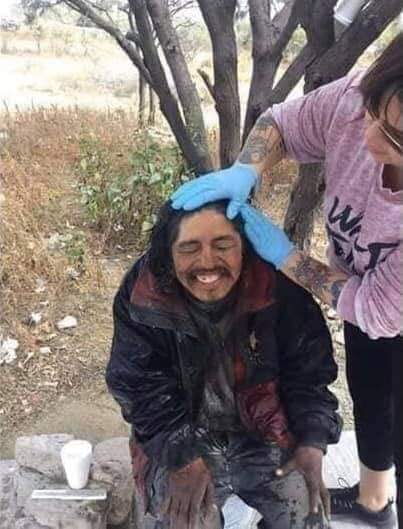 GallitoIII's tweet photo. Unos vecinos decidieron hacer labor humanitaria con un indigente, quede sorprendido con el cambio que tuvo. https://t.co/PA7EWSf8vS