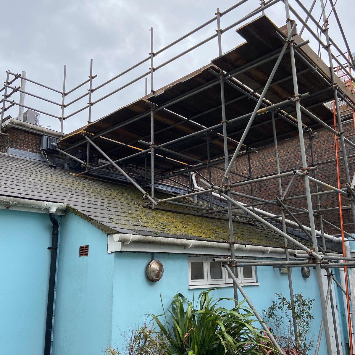 SamScaff2003's tweet image. A few from last weeks work. Well done team! #teamwork #scaffolding #dorset #WednesdayMotivation #ScaffoldDorset #TakingYouToTheTop