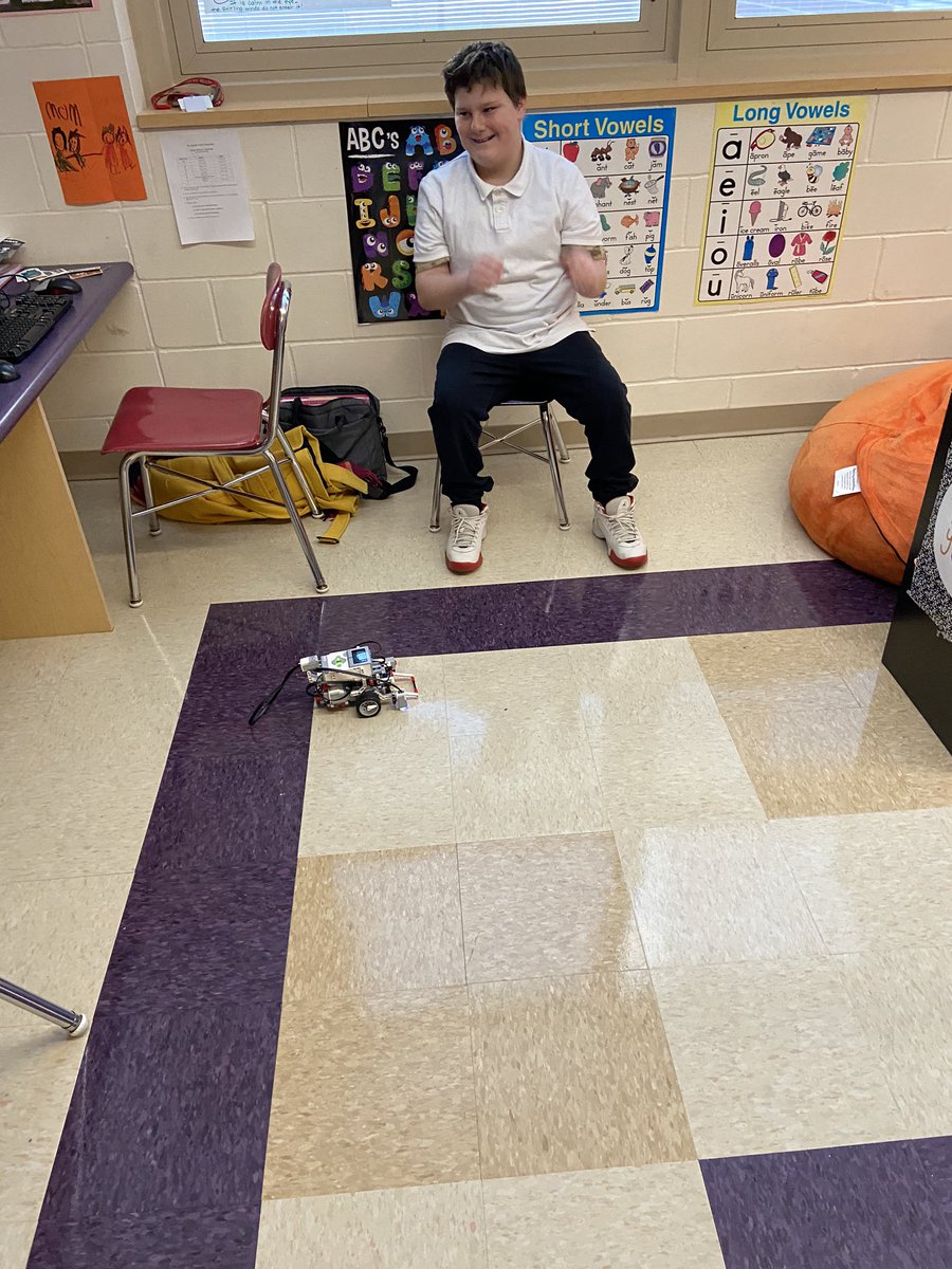 Mcscience348's tweet photo. #EV3 coding is coming along!!#STEM #mthcs #myohioclassroom #m2se we are getting ready!! #UCrobotics https://t.co/3pkvAIoZed