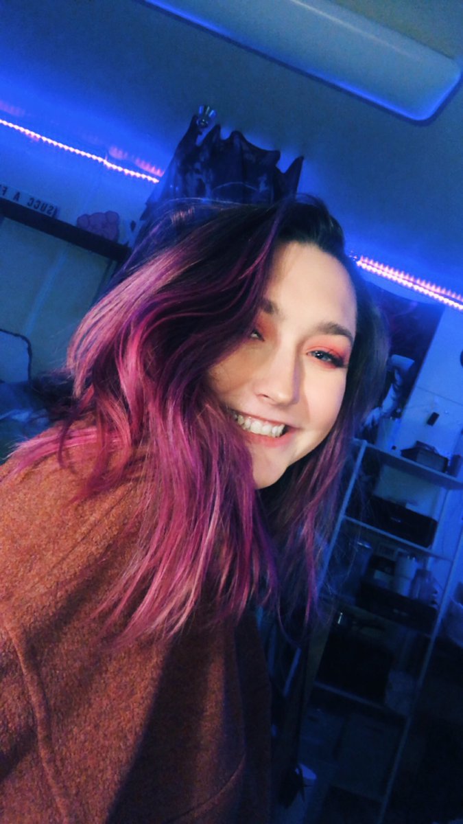 Kaitlyn_Skates's tweet photo. no one stopped me so now my hair is pink 💗 https://t.co/Yt6tLAP2kF