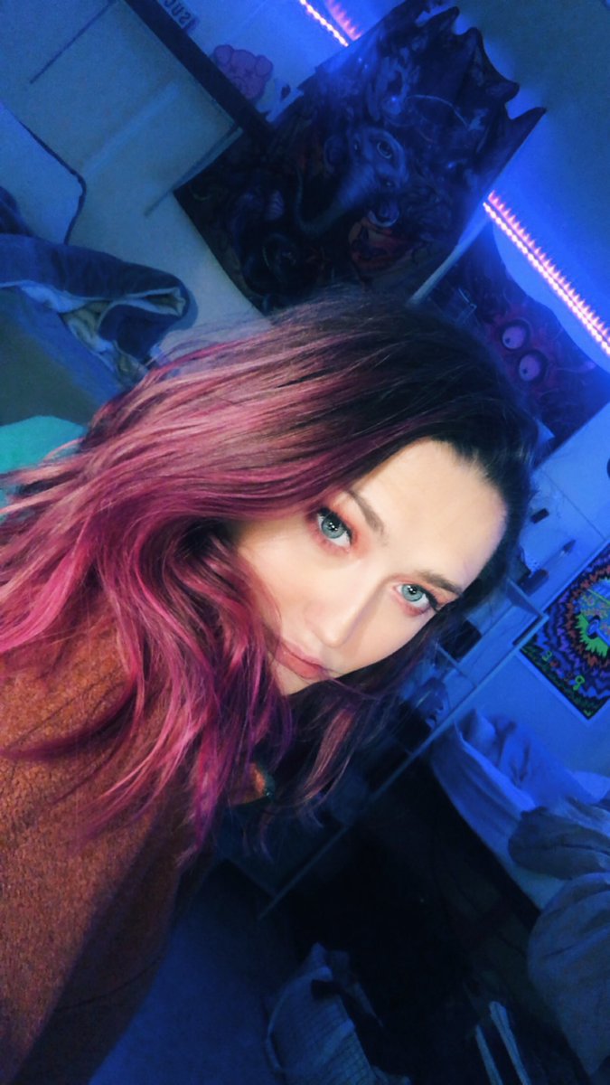 Kaitlyn_Skates's tweet photo. no one stopped me so now my hair is pink 💗 https://t.co/Yt6tLAP2kF