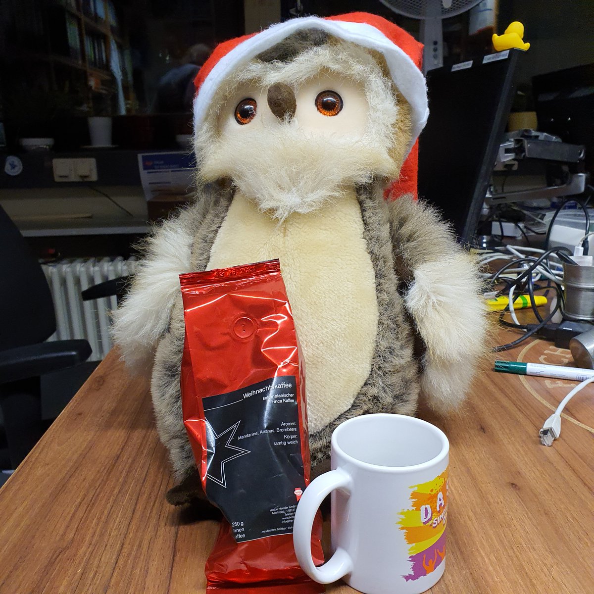 FS_Physik's tweet photo. Wir haben festgestellt, dass uns der Weihnachtsmann noch ein Päckchen Hensler Weihnachtskaffee unter den Baum gelegt hat. Eule Lagrange hatte die tolle Idee, ihn unter unseren treuen Followern zu verlosen. https://t.co/OO2zMxPlJa