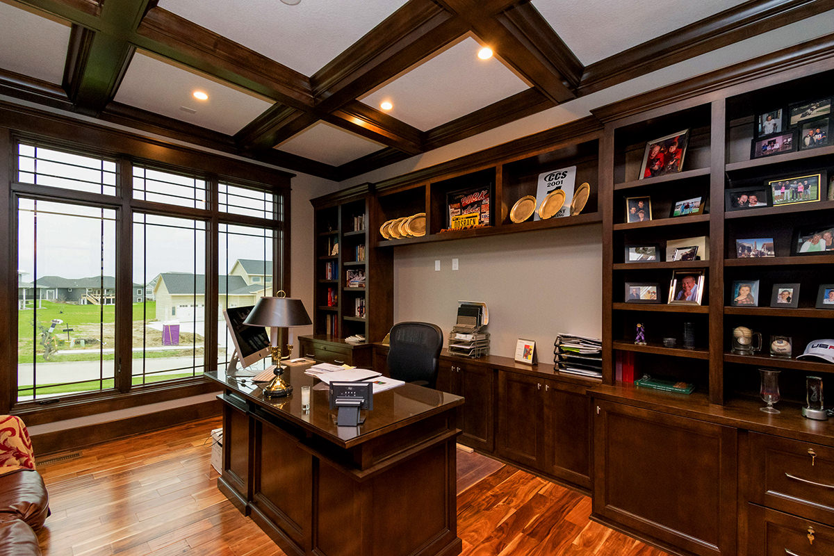 AhmannDesign's tweet photo. #NationalLibraryShelfieDay WOW isn't this a stunning library/office room?! 😍📖 https://t.co/uBi5nmbdTs