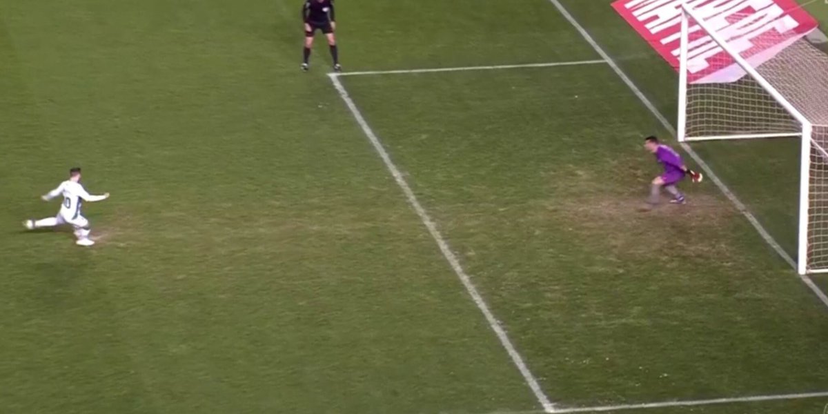 Vergüenza!! Cómo es posible que el árbitro no mande repetir el lanzamiento? Pasa el Athletic. Atropello al Elche! Y al reglamento.