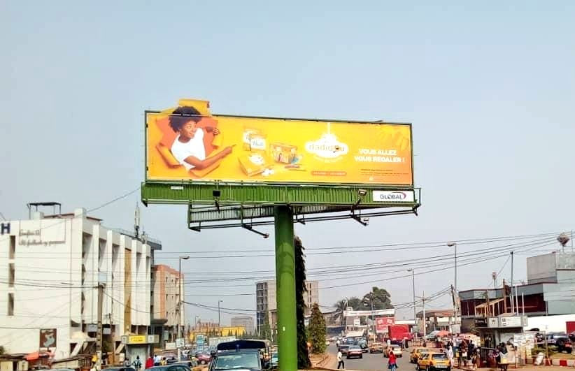 aristidemabatto's tweet photo. #Dadidou met du sucre plein la vue des urbains de Douala et de Yaoundé.
Le nouveau sucrier a pris le parti de saupoudrer l'espace affichage en louant quelques sites de référence de la régie #GlobalOutdoor qui se sucre grave.
#SniperDePub https://t.co/4EhJSCbi7D