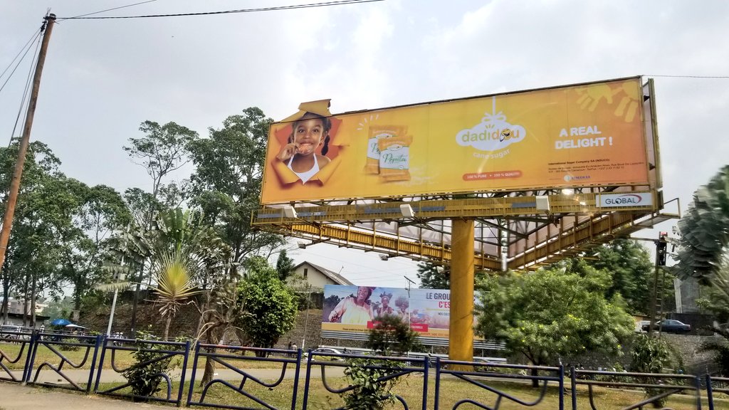 aristidemabatto's tweet photo. #Dadidou met du sucre plein la vue des urbains de Douala et de Yaoundé.
Le nouveau sucrier a pris le parti de saupoudrer l'espace affichage en louant quelques sites de référence de la régie #GlobalOutdoor qui se sucre grave.
#SniperDePub https://t.co/4EhJSCbi7D