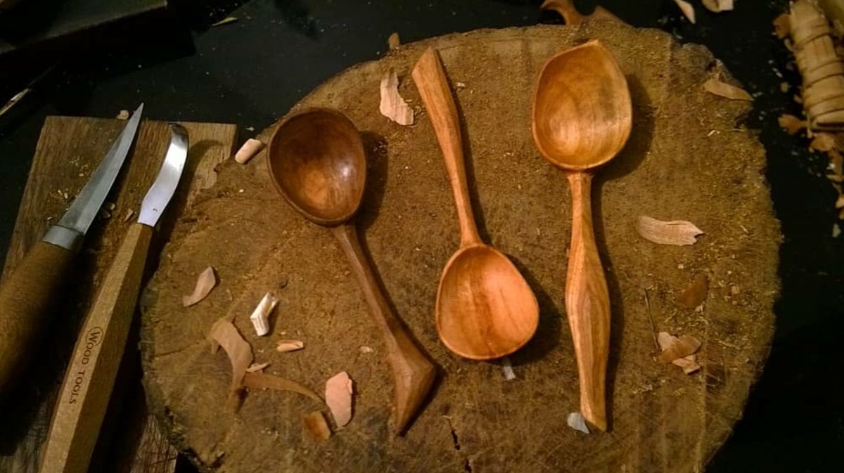 carveryn_j's tweet image. Three teaspoons, all carved with axe &amp;amp; knife from the same log of cherry wood. I love seeing the range of colour &amp;amp; grain found in the same material! These are each available for £15 via DM or comment as a twitter exclusive 😊 #handmadehour #madetobeused