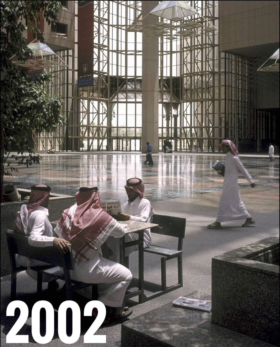 E8RR1's tweet photo. صور قمت بتصويرها اليوم في بهو جامعة الملك سعود وفي المقابل صور قديمة وجدتها على الانترنت لنفس المكان ، مالذي تغير خلال ١٨ عام ؟ #التقنية https://t.co/mdW3X5sXej