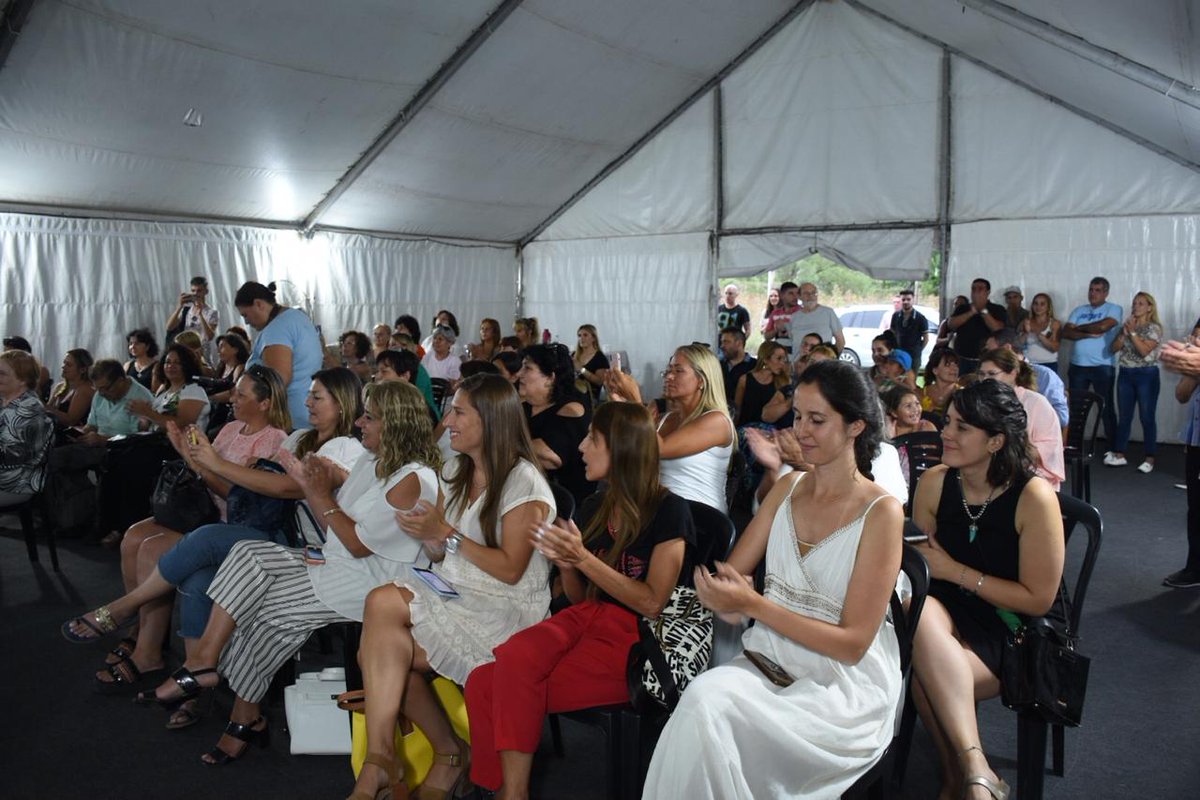 sintoniasursv's tweet photo. San Vicente fue sede del lanzamiento de la Mesa Regional de Mujeres de Juntos por el Cambio, con una fuerte presencia del radicalismo local marcando su territorio. @valesargiotti @maurigomez2015 @metchecoin @feditocanto @YankeAmeri https://t.co/MgH9zgn4ZB