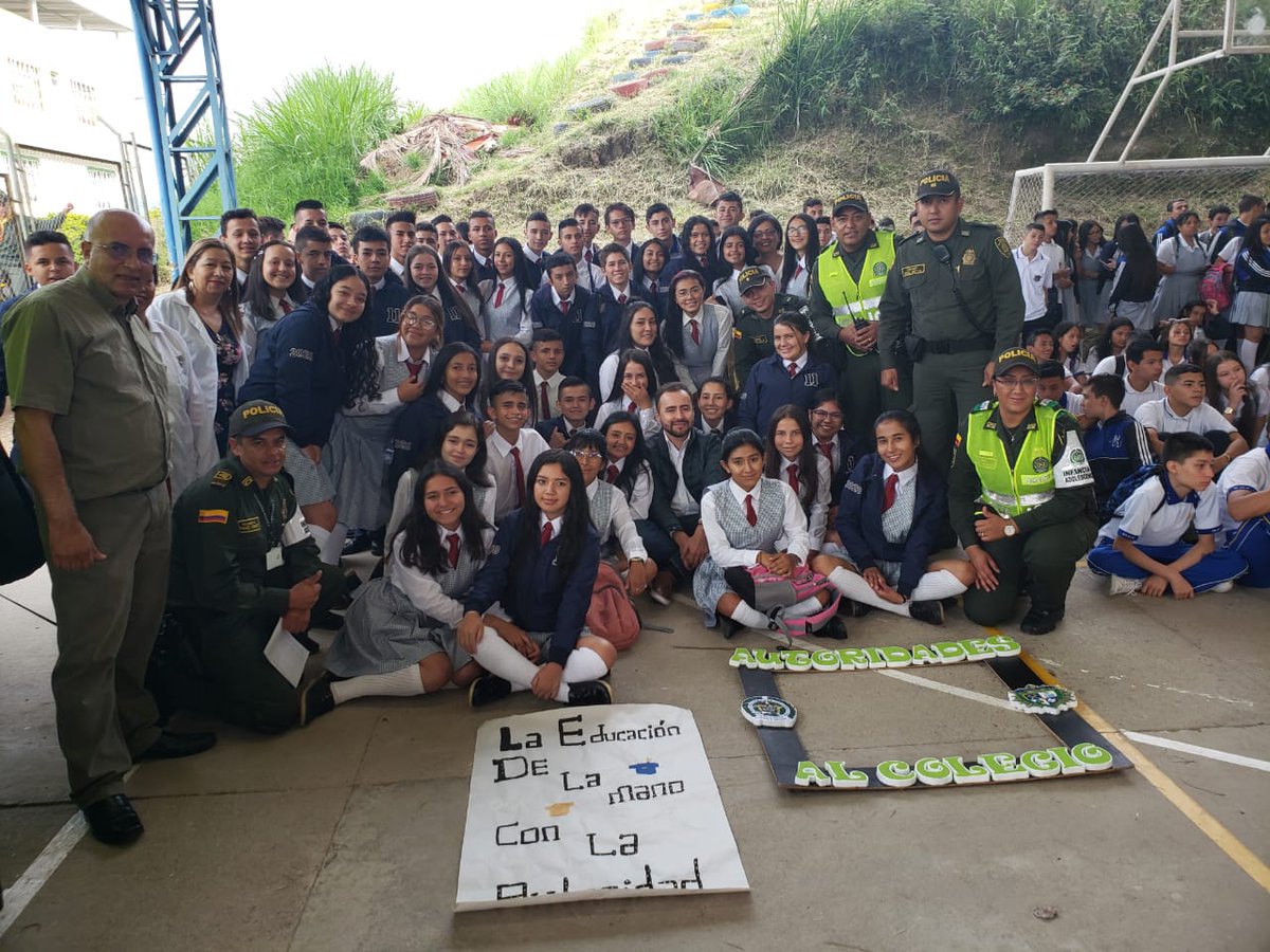 PoliciaCmarca's tweet photo. En el municipio de Fusagasugá #ProtecciónInfancia, #MNVC, @TransitoPolicia y @CarabinerosCol realizaron actividad lúdico-recreativa 🛹 dando la bienvenida al #RegresoAClases "autoridades al colegio" #MiSeguridadEsMiResponsabilidad #SomosUnoSomosTodos #PolicíaParaLaGente https://t.co/hCyDXAIekS