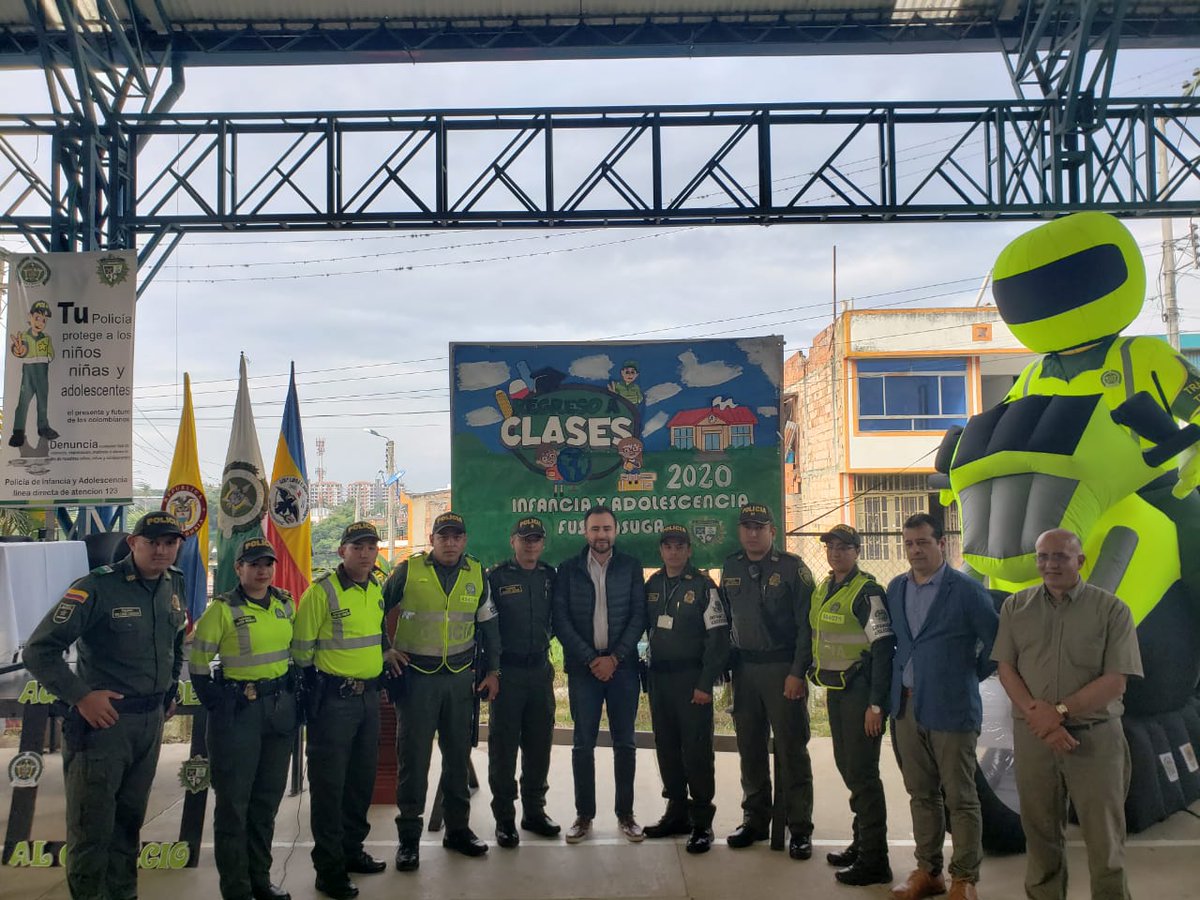 PoliciaCmarca's tweet photo. En el municipio de Fusagasugá #ProtecciónInfancia, #MNVC, @TransitoPolicia y @CarabinerosCol realizaron actividad lúdico-recreativa 🛹 dando la bienvenida al #RegresoAClases "autoridades al colegio" #MiSeguridadEsMiResponsabilidad #SomosUnoSomosTodos #PolicíaParaLaGente https://t.co/hCyDXAIekS