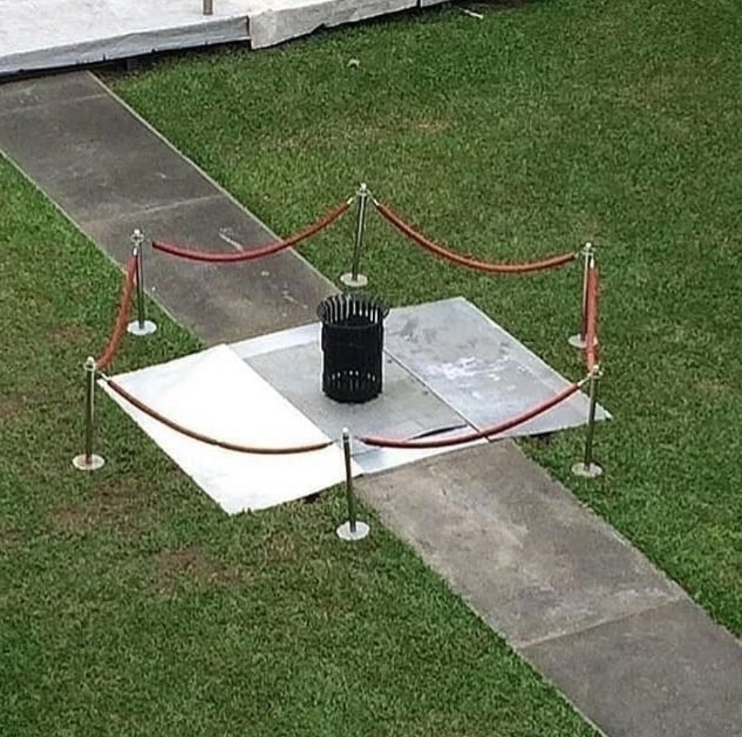 Ninguém

Not a single soul

Lima de Faria quando chove dentro dos blocos: