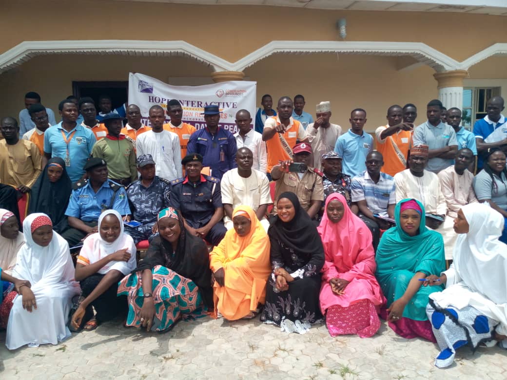 JanetAdama's tweet photo. @CRbuildpeace in partnership with @h_interactive1 and youth from over 12 communities in Yobe State, Nigeria discuss conflict and the depleting environment. https://t.co/LWj1qRBZxF