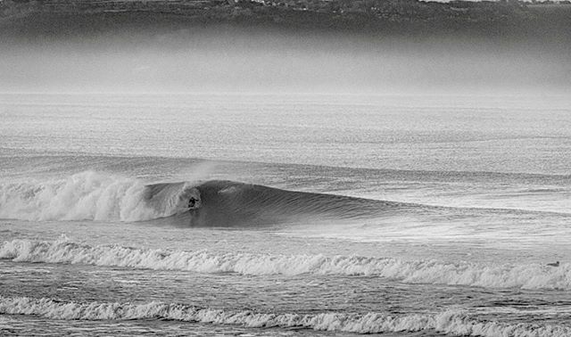 Many of you ask us what’s the surf like outside of the camping season! Well, it can be pretty chilly 🥶, sometimes a lot of paddling, but when the wind, swell and tide all come together we get a run of waves like this! Captured in this lush shot taken by <a href="/waterborn_/">A</a> . The Oce…