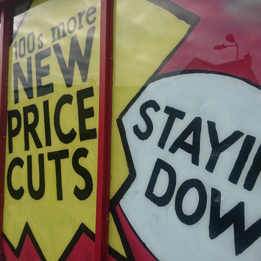 Guess who's been at <a href="/SVKiltimagh/">Supervalu Kiltimagh</a> today 🤔🤔

Yep <a href="/damienmoransig1/">damien moran </a> with another work of act for the shop window 🎨🎨

Ready for tomorrow's new price cuts at <a href="/SuperValuIRL/">SuperValu Ireland</a>

#PriceCuts #WindowArt #Kiltimagh #StayingDown