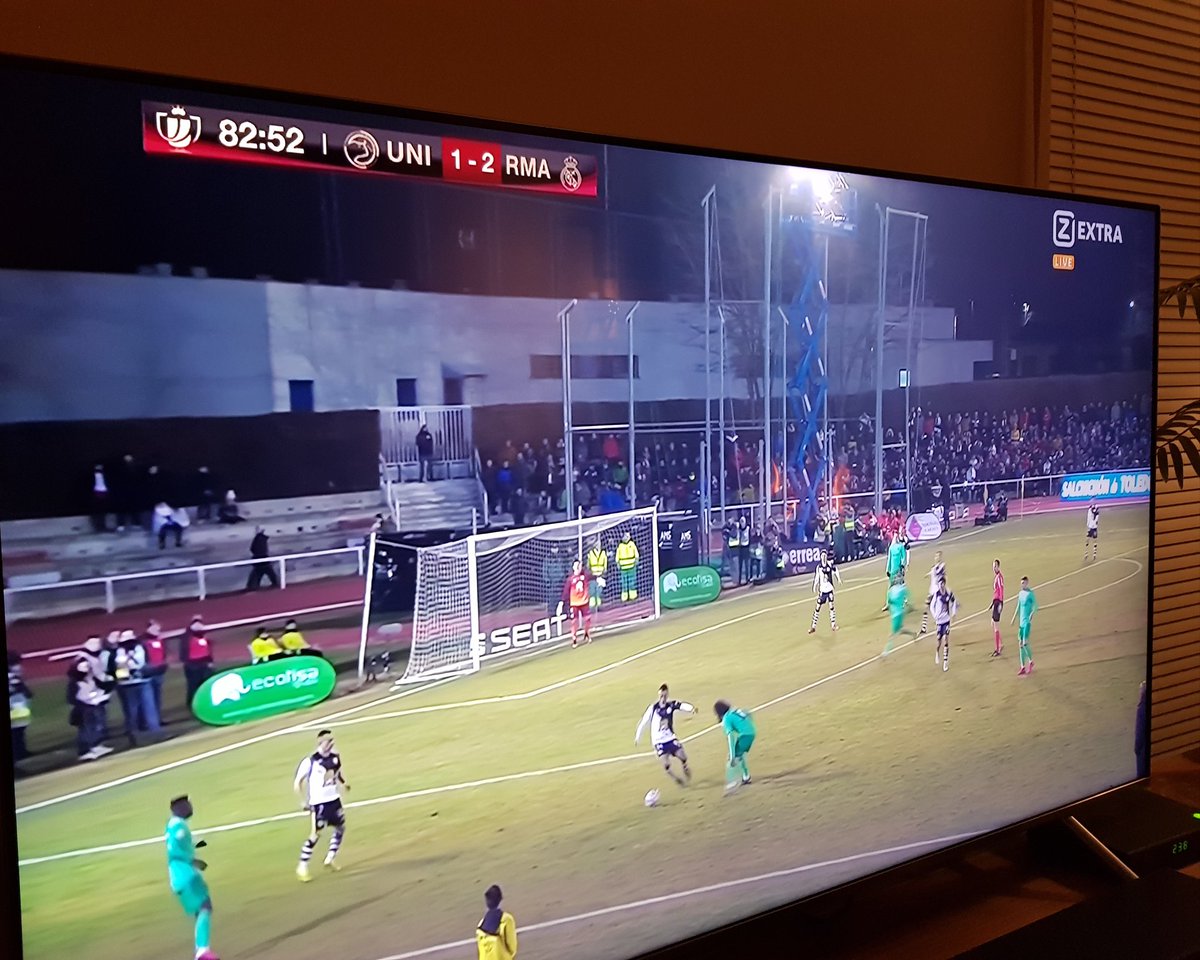 voetbalhart's tweet photo. De verlichting op 4 hoogwerkers is toch wel echt heerlijke old skool...#UNIRMA #bekeravond #CopaDelRey https://t.co/EyliEC12aD