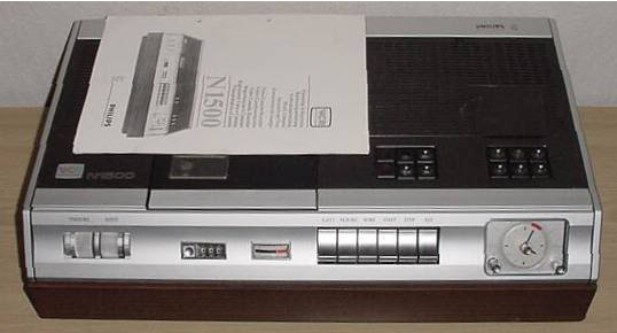 BURSTMX's tweet image. ¿SABÌAS QUÈ....?
En 1969 Panasonic dio a conocer unos auriculares estéreo con radio FM que causaron furor. Al año siguiente, Phillips sorprendió con su videocasetera pensada para el hogar. Con este producto, Phillips dio el salto y llegó a hogares de millones.